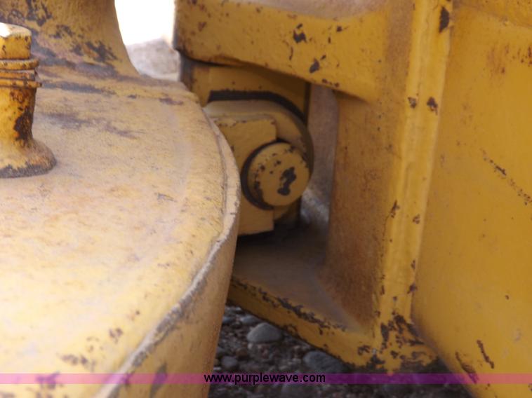 image for item H7177 1986 Caterpillar D4H dozer