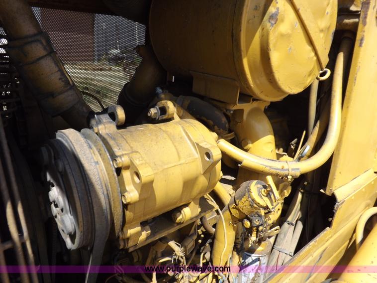 image for item H7177 1986 Caterpillar D4H dozer