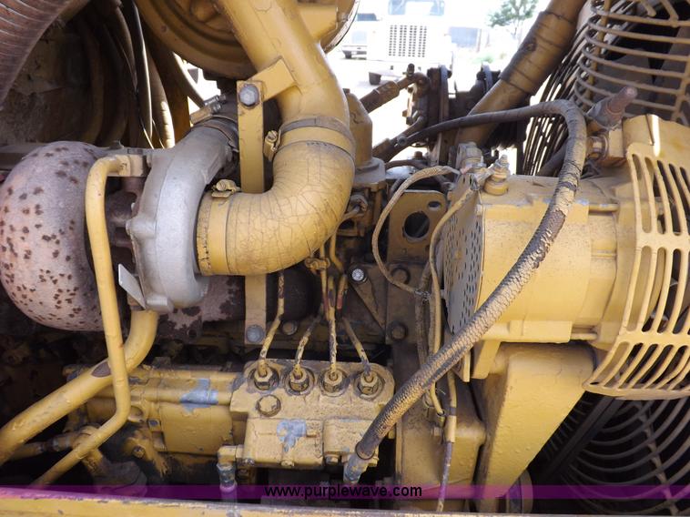 image for item H7177 1986 Caterpillar D4H dozer