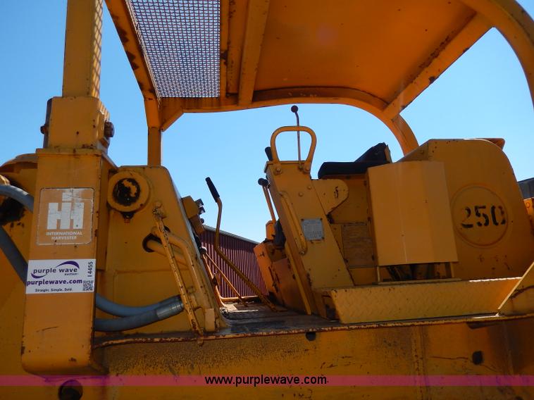 image for item I4455 1972 International 250C track loader