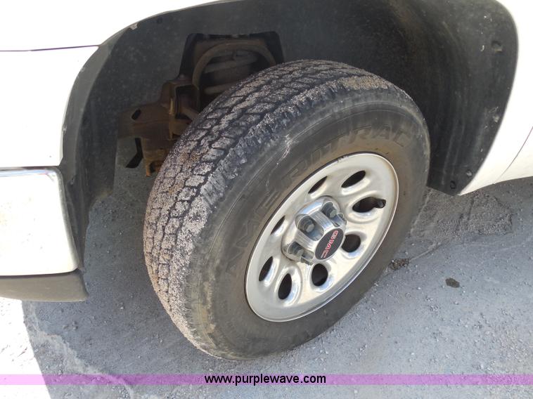 image for item H9897 2008 GMC Sierra 1500 pickup truck