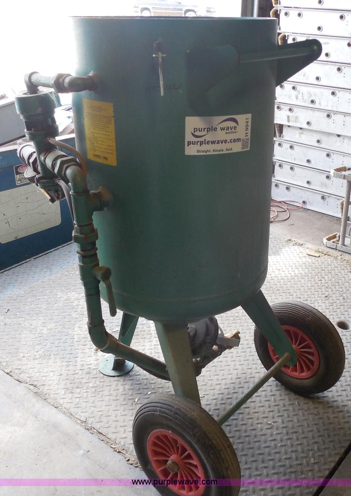 Clemco 2452 sand blaster in Kansas City, MO Item H9941 sold Purple Wave