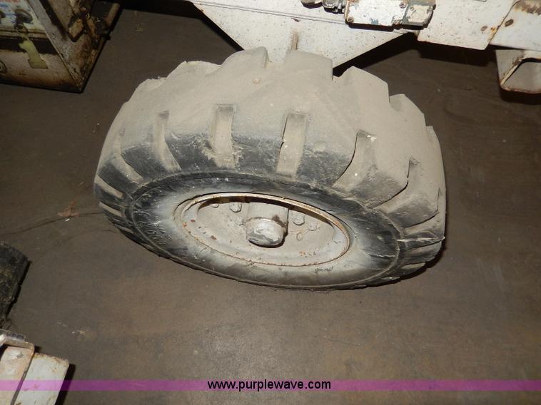 image for item I4402 Clark Lift scissor lift