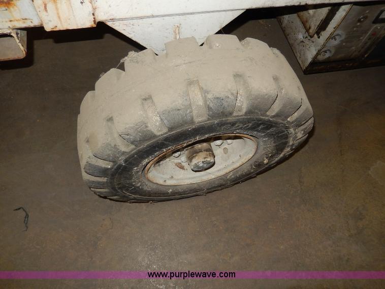 image for item I4402 Clark Lift scissor lift