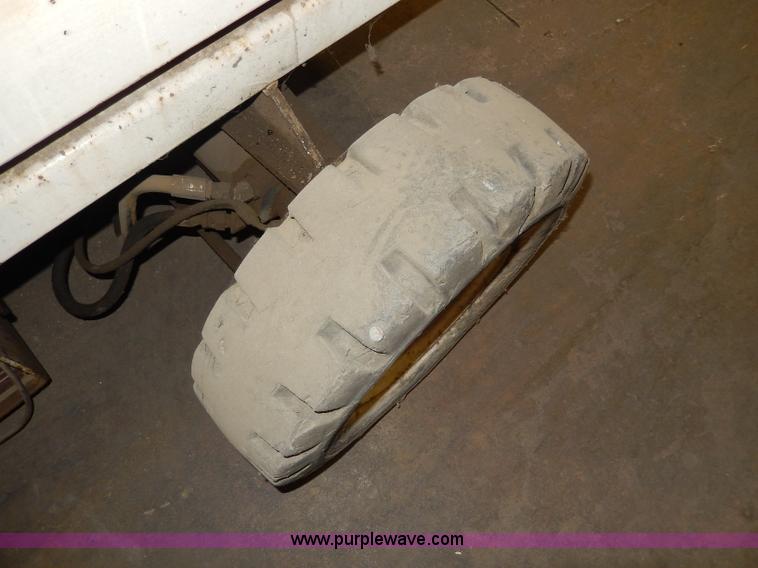 image for item I4402 Clark Lift scissor lift