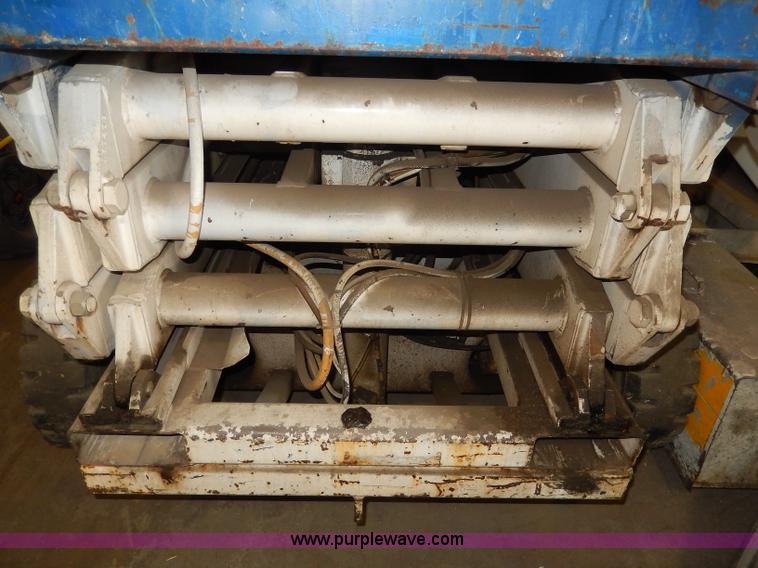 image for item I4402 Clark Lift scissor lift