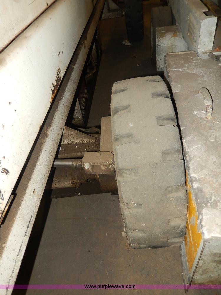 image for item I4402 Clark Lift scissor lift