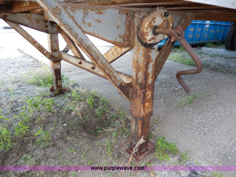 image for item I4424 1986 Fruehauf 48' dry van trailer