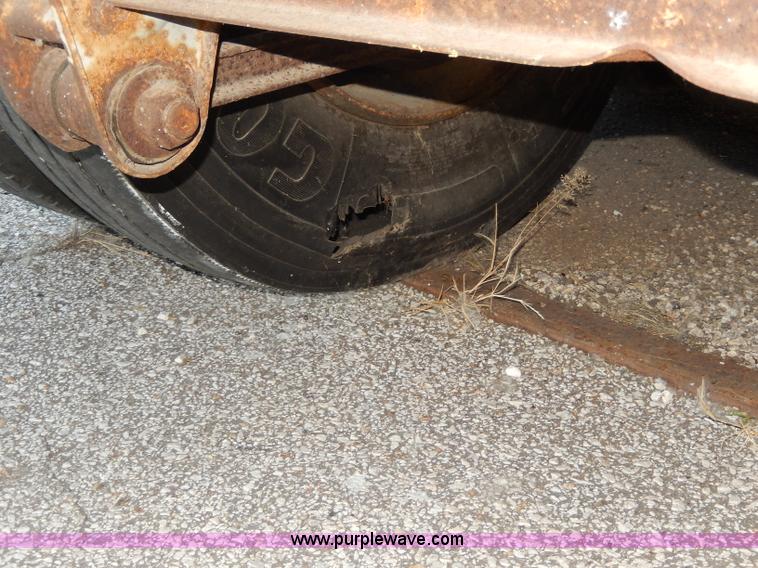 image for item I4424 1986 Fruehauf 48' dry van trailer