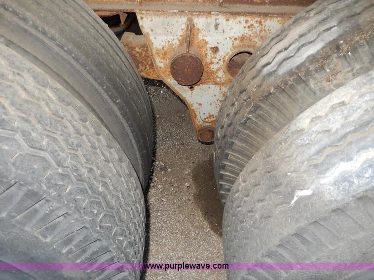 image for item I4424 1986 Fruehauf 48' dry van trailer