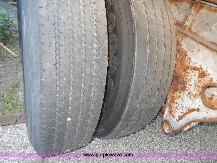 image for item I4424 1986 Fruehauf 48' dry van trailer