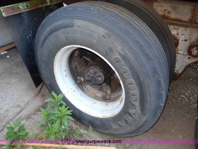 image for item I4424 1986 Fruehauf 48' dry van trailer