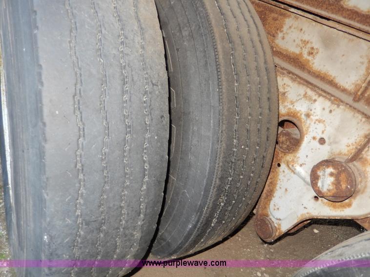 image for item I4424 1986 Fruehauf 48' dry van trailer