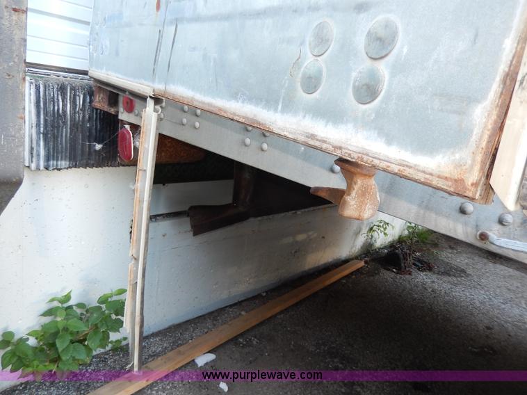 image for item I4424 1986 Fruehauf 48' dry van trailer