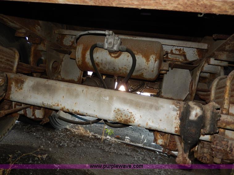 image for item I4424 1986 Fruehauf 48' dry van trailer