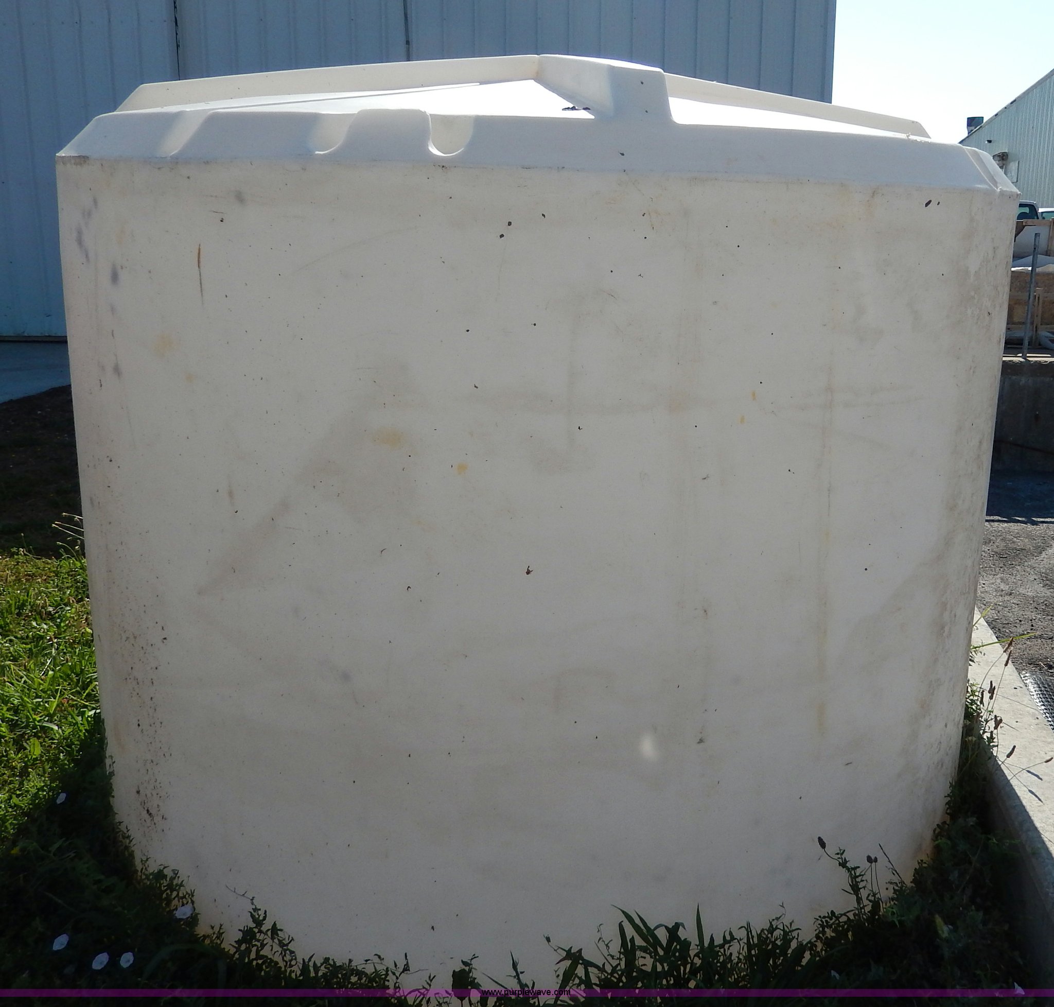 1,250 gallon vertical poly tank in Kansas City, MO Item I4430 sold Purple Wave