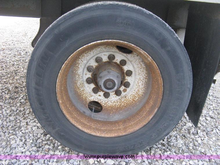 image for item D8289 1995 Wabash 28' dry van trailer