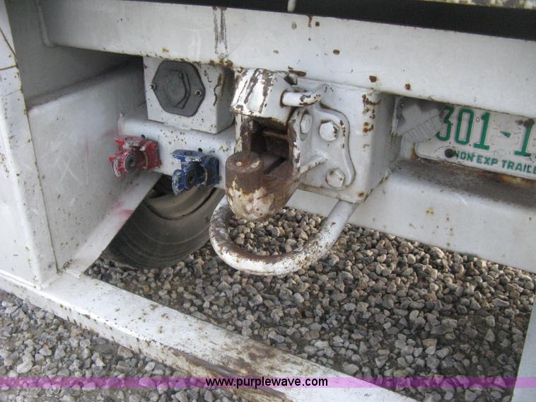 image for item D8289 1995 Wabash 28' dry van trailer