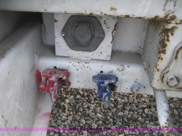 image for item D8289 1995 Wabash 28' dry van trailer