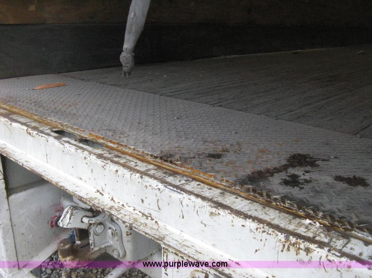 image for item D8289 1995 Wabash 28' dry van trailer