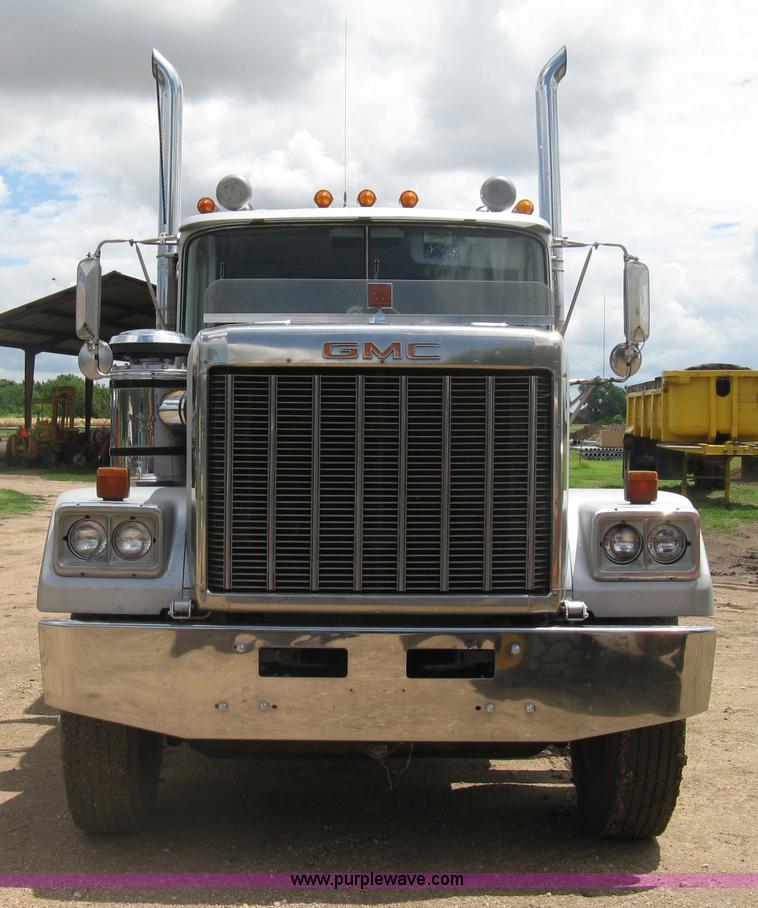 image for item D8389 1985 GMC General semi truck