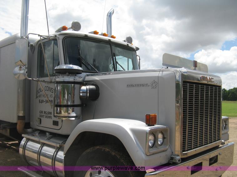 image for item D8389 1985 GMC General semi truck