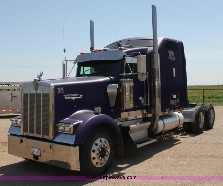 image for item G4036 2000 Kenworth W900B semi truck