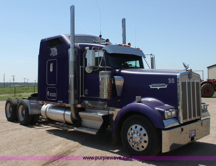 image for item G4036 2000 Kenworth W900B semi truck