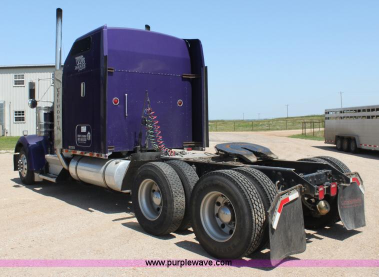 image for item G4036 2000 Kenworth W900B semi truck