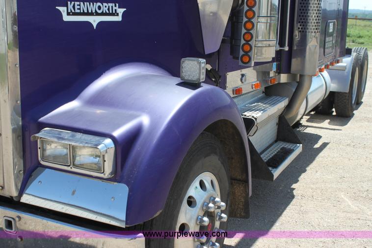 image for item G4036 2000 Kenworth W900B semi truck