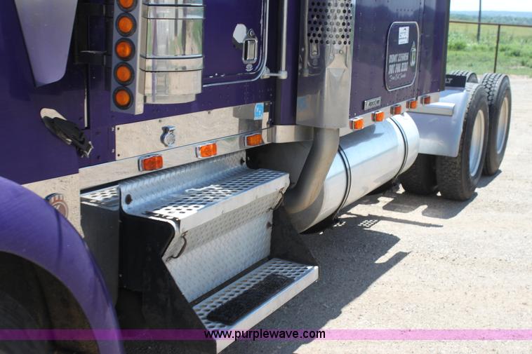 image for item G4036 2000 Kenworth W900B semi truck