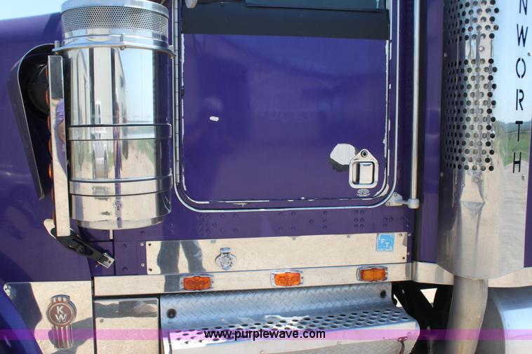 image for item G4036 2000 Kenworth W900B semi truck