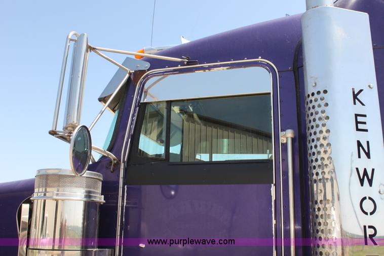 image for item G4036 2000 Kenworth W900B semi truck
