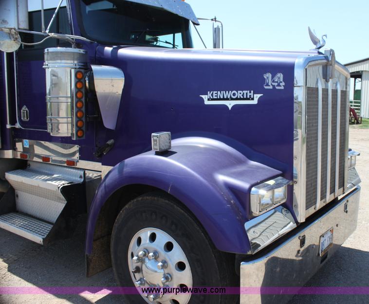 image for item G4036 2000 Kenworth W900B semi truck