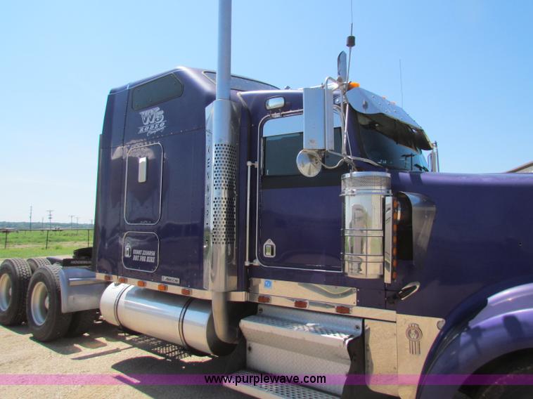 image for item G4036 2000 Kenworth W900B semi truck