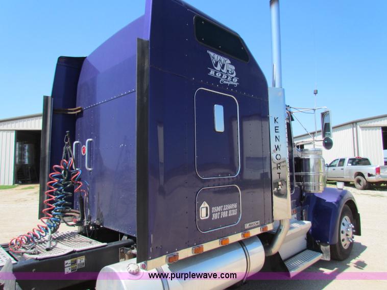 image for item G4036 2000 Kenworth W900B semi truck