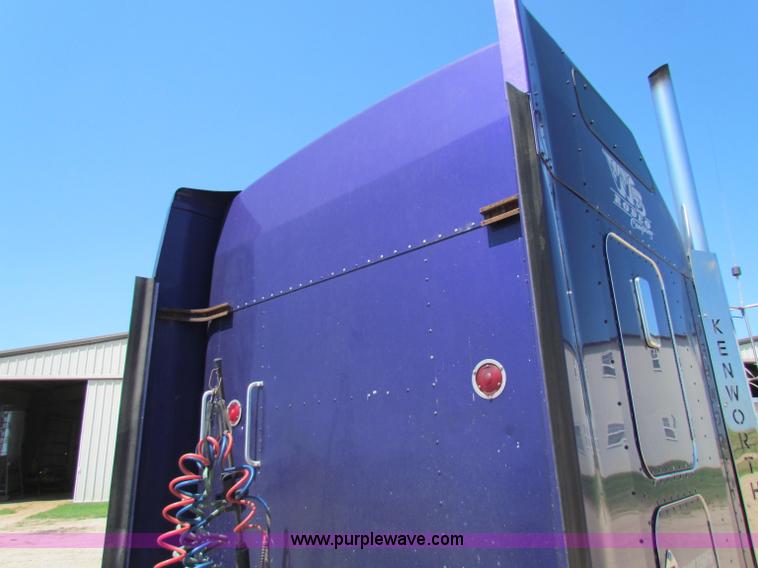 image for item G4036 2000 Kenworth W900B semi truck