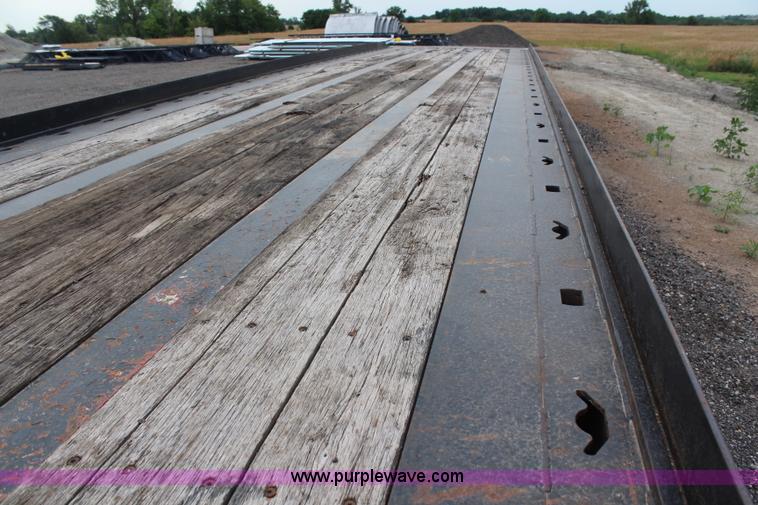 image for item G5073 2000 Landoll 660 trailer