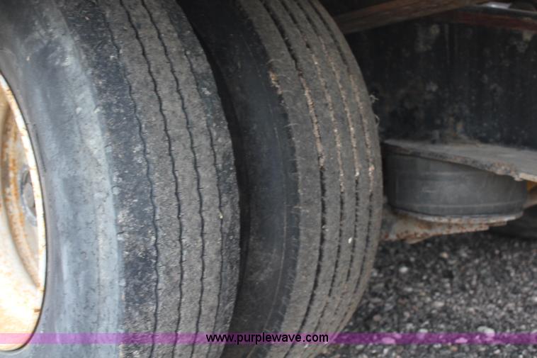 image for item G5073 2000 Landoll 660 trailer