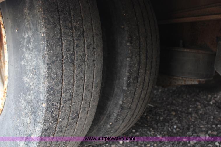 image for item G5073 2000 Landoll 660 trailer