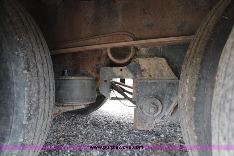 image for item G5073 2000 Landoll 660 trailer