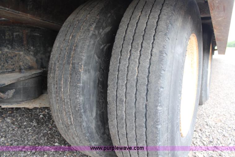 image for item G5073 2000 Landoll 660 trailer