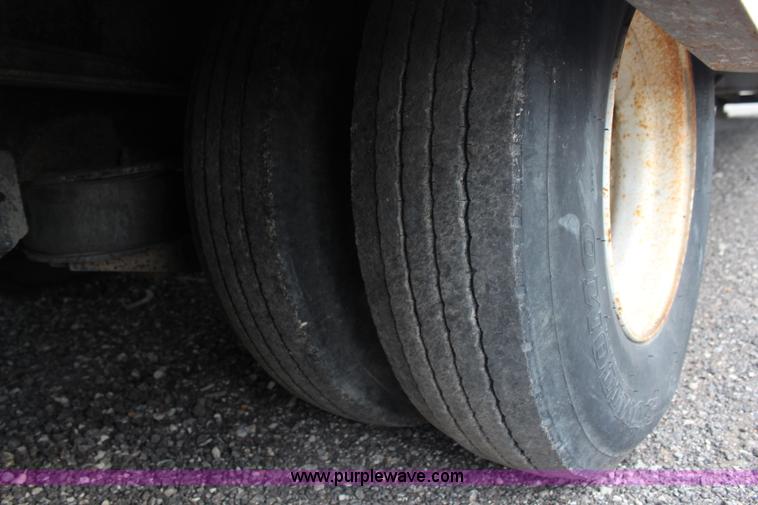 image for item G5073 2000 Landoll 660 trailer