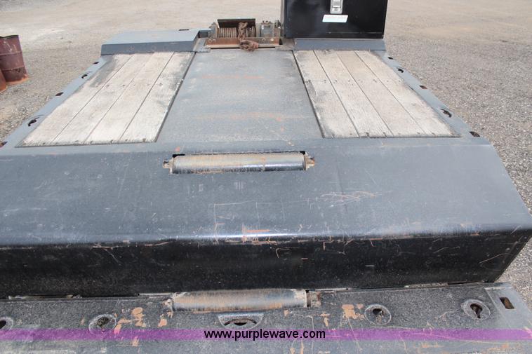 image for item G5073 2000 Landoll 660 trailer