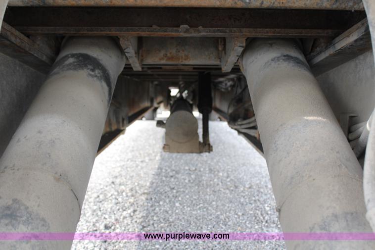 image for item G5073 2000 Landoll 660 trailer