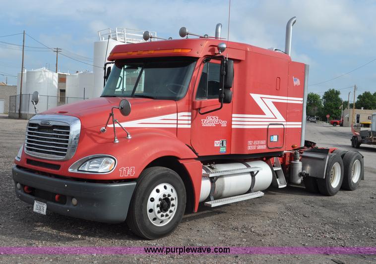 image for item G6124 2005 Freightliner Columbia semi truck