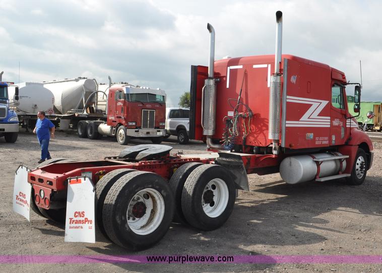 image for item G6124 2005 Freightliner Columbia semi truck