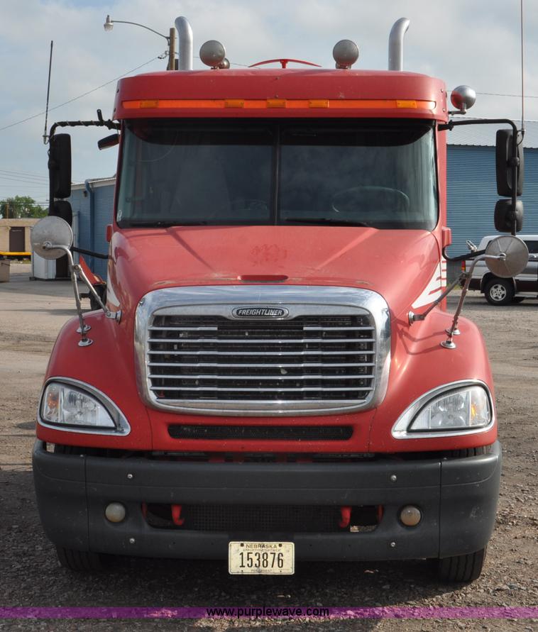 image for item G6124 2005 Freightliner Columbia semi truck