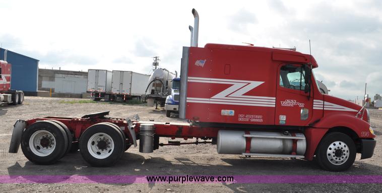 image for item G6124 2005 Freightliner Columbia semi truck