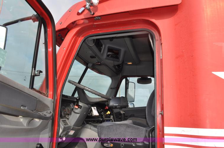 image for item G6124 2005 Freightliner Columbia semi truck